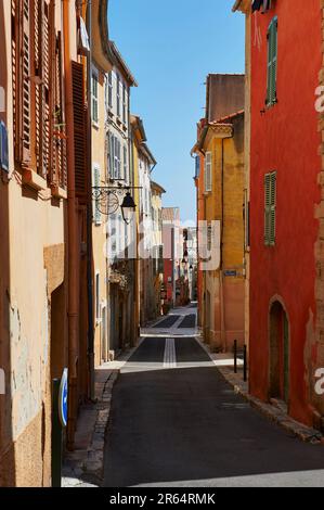 Hyères (sud-est de la France) : rue Franklin dans le centre ville Banque D'Images