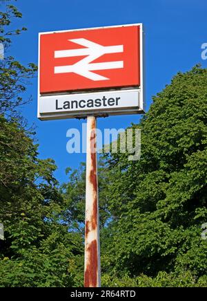 British Rail signe de station double flèche pour la gare de Lancaster, desservant la West Coast main Line avec des services interurbains et régionaux, Lancs Banque D'Images