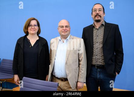 Berlin, Allemagne. 07th juin 2023. Marei Pelzer (l-r), professeur à l'Université des sciences appliquées de Francfort, Vassilis Tsianos, président du Conseil pour les migrations, et Bernd Kasparek, chef de département à l'Institut de Berlin pour l'intégration empirique et la recherche sur les migrations (BIM), présentent les lignes directrices pour une politique européenne commune d'asile à la Conférence de presse fédérale. Credit: Bernd von Jutrczenka/dpa/Alamy Live News Banque D'Images