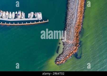 Vue aérienne des bateaux d'une marina à l'intérieur d'un brise-lames rocheux à Sandringham à Melbourne, Victoria, Australie. Banque D'Images