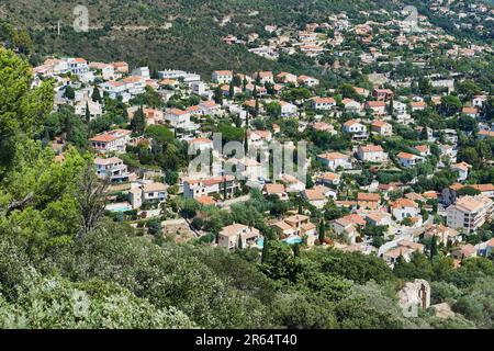 Hyères (sud-est de la France) : vue d'ensemble de la ville depuis le château Banque D'Images