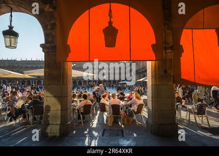 Les gens sont l'été Espagne, vue en fin d'après-midi des gens se détendant à des tables de café dans la baroque Plaza Mayor dans la pittoresque ville espagnole de Salamanque. Banque D'Images