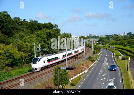Un train vu d'un passage supérieur sur le côté de Kairakuen Banque D'Images