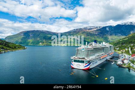 IONA Pando NAVIGUE depuis un drone, Olden, Innvikfjorden, Norvège, Europe Banque D'Images