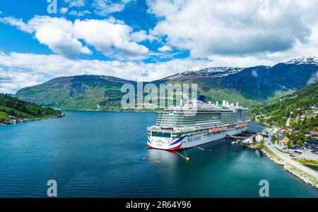 IONA Pando NAVIGUE depuis un drone, Olden, Innvikfjorden, Norvège, Europe Banque D'Images