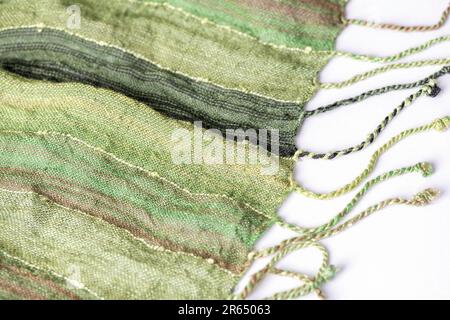 Foulard à franges vert sur fond blanc. Banque D'Images