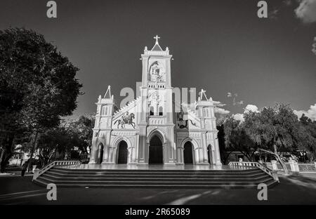 Vue de face de l'église catholique Tan Huong décorée dans des tons de jaune, à Kontum, dans les Highlands centraux du Vietnam. Kontum est également le siège de l'évêque Banque D'Images