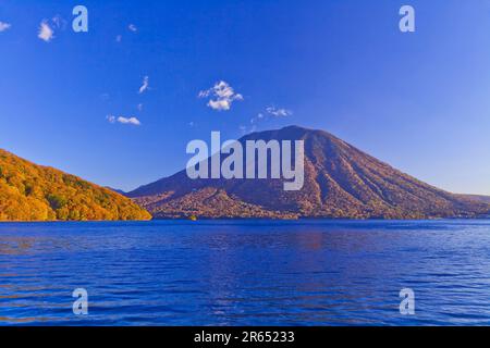 Le mont Nantai et le lac Chuzenji en automne Banque D'Images