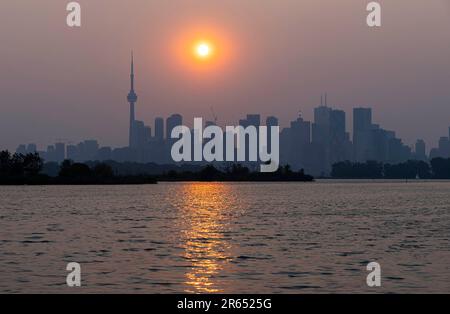 Toronto, Canada. 6th juin 2023. La fumée de feu sauvage enveloppe Toronto, Canada, on 6 juin 2023. Environnement Canada a publié un énoncé spécial sur la qualité de l'air pour Toronto mardi après l'arrivée à Toronto de la fumée des feux de forêt au Québec et dans le nord-est de l'Ontario. La mauvaise qualité de l'air peut persister pendant la majeure partie de cette semaine. Credit: Zou Zheng/Xinhua/Alamy Live News Banque D'Images