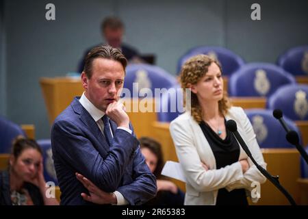 LA HAYE - Henk Nijboer (PvdA) et Chriostine Teunissen (PvdD) lors d'un débat sur le rapport de la commission d'enquête parlementaire sur l'extraction du gaz naturel de Groningen. ANP PHIL NIJHUIS pays-bas - belgique Banque D'Images