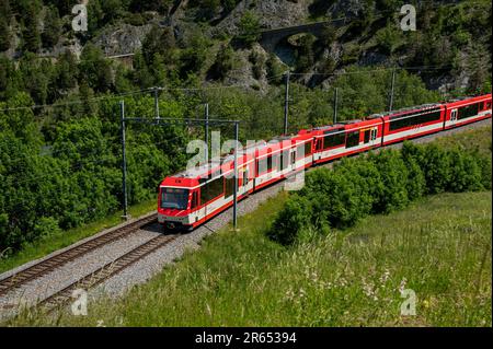 Grengiols, canton du Valais, Suisse - 27 mai 2023 : un train rouge et blanc passant sur le rail au printemps en Suisse. Banque D'Images