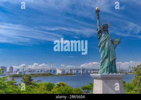 Statue de la Déesse et verdure fraîche à Odaiba Banque D'Images