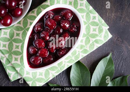 confiture de cerises et cerises fraîches dans un bol, conserves maison Banque D'Images