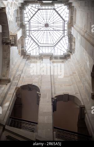 Toit en verre du hall dans un ancien bâtiment avec colonnes. Vue de l'intérieur depuis le dessous. Centre portugais de la photographie Banque D'Images