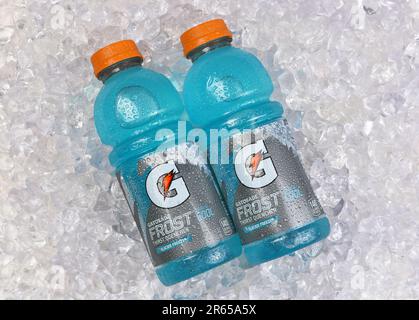 IRVINE, CALIFORNIE - 5 JUIN 2023 : deux bouteilles de Gatorade Frost Glacier soif Quencher sur glace. Banque D'Images