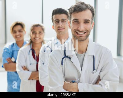 portrait d'un groupe multiethnique de médecins debout dans une rangée Banque D'Images