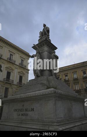 Vincenzo Bellini un monument en marbre conçu et sculpté par Giulio Monteverde sur la Piazza Stesicoro dans le centre historique de Catane en Sicile. Banque D'Images