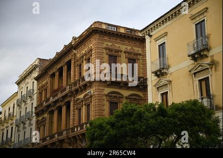 Vue panoramique sur le Palazzo Pancari Ferreri, de style éclectique, ancienne résidence du Baron Pancari Ferreri, sur la via Etnea, à Catane, en Sicile, en Italie. Banque D'Images