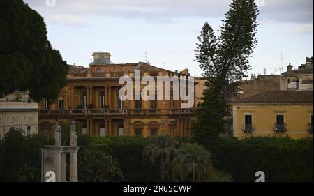 Vue panoramique sur le Palazzo Pancari Ferreri, de style éclectique, ancienne résidence du Baron Pancari Ferreri, sur la via Etnea, à Catane, en Sicile, en Italie. Banque D'Images