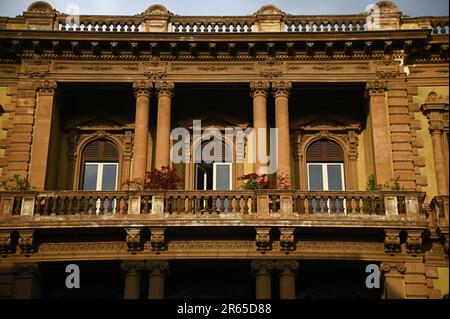 Vue panoramique sur le Palazzo Pancari Ferreri, de style éclectique, ancienne résidence du Baron Pancari Ferreri, sur la via Etnea, à Catane, en Sicile, en Italie. Banque D'Images