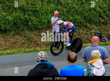 Louverne, France - 30 juin 2021: Le cycliste italien Vincenzo Nibali de l'équipe Trek-Segafredo passe à l'étape 5 (procès à temps individuel) du to Banque D'Images