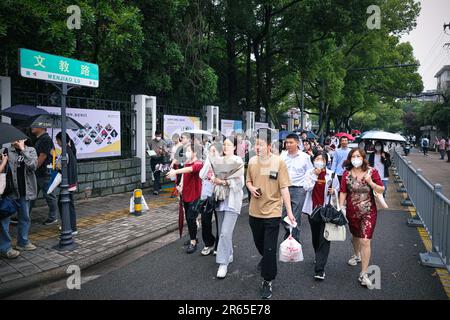 Ningbo, province chinoise de Zhejiang. 7th juin 2023. Les candidats sortent d'un site d'examen accompagné de leurs parents à Ningbo, dans la province de Zhejiang, en Chine orientale, au 7 juin 2023. L'examen d'entrée à l'université nationale de Chine, également connu sous le nom de 'gaokao', a commencé mercredi cette année. Credit: Jiang Han/Xinhua/Alay Live News Banque D'Images