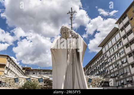 Rome, Italie. 07th juin 2023. Une statue du regretté Pape Jean-Paul II Est abandonné par l'hôpital Gemelli, où le pape François subit une chirurgie abdominale, à Rome. Le pape François, 86 ans, doit subir une opération urgente mercredi après-midi pour réparer une hernie dans sa zone abdominale et sera hospitalisé pour des « jours de vie », a annoncé le Saint-Siège mercredi. Credit: Oliver Weiken/dpa/Alay Live News Banque D'Images