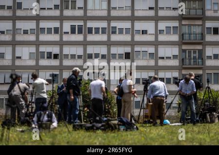 Rome, Italie. 07th juin 2023. Des membres des médias travaillent à l'extérieur de l'hôpital Gemelli, où le pape François subit une chirurgie abdominale, à Rome. Le pape François, 86 ans, doit subir une opération urgente mercredi après-midi pour réparer une hernie dans sa zone abdominale et sera hospitalisé pour des « jours de vie », a annoncé le Saint-Siège mercredi. Credit: Oliver Weiken/dpa/Alay Live News Banque D'Images