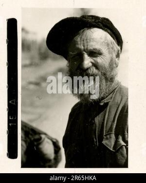 SS Photographer Baumann, Division Totenkopf, Russie 1941 unité de reconnaissance à roues, photos de motos, fusils de char, tombes, prisonniers de guerre russes et villageois, Fieseler Fi 156 Storch, chars et équipements russes détruits, construction de ponts, soldats nageant dans la rivière, équipage de mitrailleuses, équipage anti-char à canon, cérémonie de remise des prix de l'unité, Unités en mars, artillerie remorquée par demi-voies, unité d'entretien de véhicules automobiles, activités de Kriegsberichter, boulangerie de campagne, hôpital de campagne, réapprovisionnement en air par JU-52, unité de projecteurs antiaériens, bureau de poste de campagne, et un Focke-Wulf 189 (Eagle-Owl) en vol. IMA Banque D'Images
