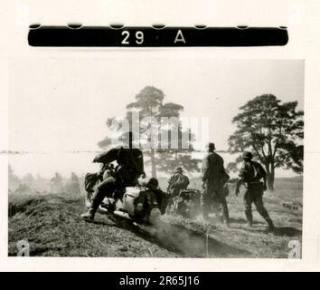 SS Photographer Baumann, Division Totenkopf, Russie 1941 unité de reconnaissance à roues, photos de motos, fusils de char, tombes, prisonniers de guerre russes et villageois, Fieseler Fi 156 Storch, chars et équipements russes détruits, construction de ponts, soldats nageant dans la rivière, équipage de mitrailleuses, équipage anti-char à canon, cérémonie de remise des prix de l'unité, Unités en mars, artillerie remorquée par demi-voies, unité d'entretien de véhicules automobiles, activités de Kriegsberichter, boulangerie de campagne, hôpital de campagne, réapprovisionnement en air par JU-52, unité de projecteurs antiaériens, bureau de poste de campagne, et un Focke-Wulf 189 (Eagle-Owl) en vol. IMA Banque D'Images