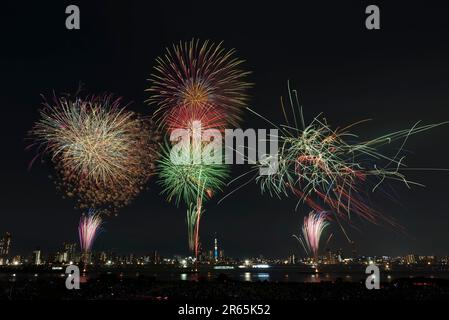 Feux d'artifice Adachi et Tokyo Sky Tree Banque D'Images