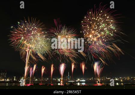 Feux d'artifice Adachi et Tokyo Sky Tree Banque D'Images