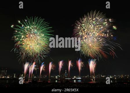 Feux d'artifice Adachi et Tokyo Sky Tree Banque D'Images