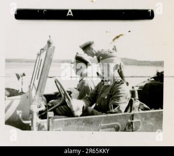 SS Photographer Baumann, Division Totenkopf, Russie 1941 unité de reconnaissance à roues, photos de motos, fusils de char, tombes, prisonniers de guerre russes et villageois, Fieseler Fi 156 Storch, chars et équipements russes détruits, construction de ponts, soldats nageant dans la rivière, équipage de mitrailleuses, équipage anti-char à canon, cérémonie de remise des prix de l'unité, Unités en mars, artillerie remorquée par demi-voies, unité d'entretien de véhicules automobiles, activités de Kriegsberichter, boulangerie de campagne, hôpital de campagne, réapprovisionnement en air par JU-52, unité de projecteurs antiaériens, bureau de poste de campagne, et un Focke-Wulf 189 (Eagle-Owl) en vol. IMA Banque D'Images