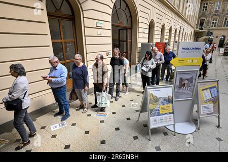 Prague, République tchèque. 07th juin 2023. La poste tchèque a commencé à vendre des timbres avec le portrait du président Petr Pavel et une file d'attente de philatélistes formée au bâtiment principal de la poste dans le centre de Prague, en République tchèque, sur 7 juin 2023. Crédit : vit Simanek/CTK photo/Alay Live News Banque D'Images