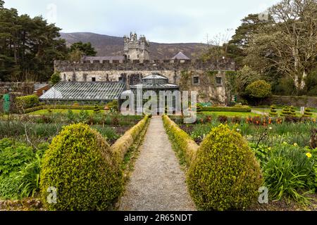 Vue depuis le jardin clos du château de Glenveagh, le parc national de Glenveagh, Churchill, Co Donegal, République d'Irlande. Banque D'Images