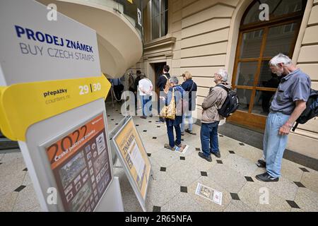 Prague, République tchèque. 07th juin 2023. La poste tchèque a commencé à vendre des timbres avec le portrait du président Petr Pavel et une file d'attente de philatélistes formée au bâtiment principal de la poste dans le centre de Prague, en République tchèque, sur 7 juin 2023. Crédit : vit Simanek/CTK photo/Alay Live News Banque D'Images