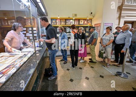 Prague, République tchèque. 07th juin 2023. La poste tchèque a commencé à vendre des timbres avec le portrait du président Petr Pavel et une file d'attente de philatélistes formée au bâtiment principal de la poste dans le centre de Prague, en République tchèque, sur 7 juin 2023. Crédit : vit Simanek/CTK photo/Alay Live News Banque D'Images