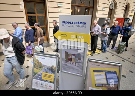 Prague, République tchèque. 07th juin 2023. La poste tchèque a commencé à vendre des timbres avec le portrait du président Petr Pavel et une file d'attente de philatélistes formée au bâtiment principal de la poste dans le centre de Prague, en République tchèque, sur 7 juin 2023. Crédit : vit Simanek/CTK photo/Alay Live News Banque D'Images