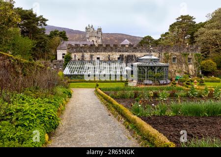 Vue depuis le jardin clos du château de Glenveagh, le parc national de Glenveagh, Churchill, Co Donegal, République d'Irlande. Banque D'Images