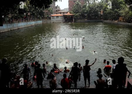 DHAKA, BANGLADESH - JUIN 2 : les gens se baignent dans un étang du vieux Dhaka, sur le 2 juin 2023, à Dhaka, au Bangladesh. Dhaka est une mégapole et compte une population de 10,2 000 habitants Banque D'Images