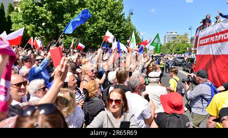 Varsovie, Pologne. 4 juin 2023. Des centaines de milliers de personnes manifestent contre le gouvernement pour manifester leur soutien à la démocratie. Banque D'Images