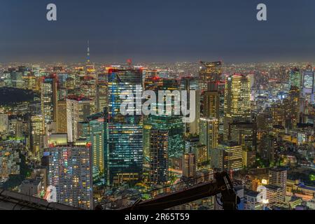Vue nocturne d'un groupe de bâtiments et Tokyo Sky Tree Banque D'Images