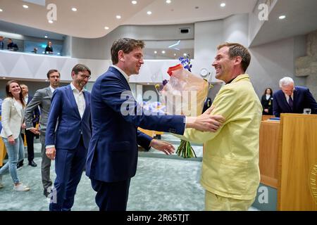 LA HAYE - D66 membre du Parlement Sjoerd Warmerdam est félicité par le président du parti D66 Jan Paternotte après son inauguration.ANP PHIL NIJHUIS pays-bas hors - belgique hors Banque D'Images