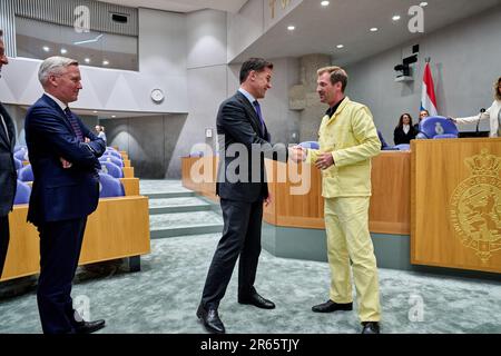 LA HAYE - le Premier ministre Mark Rutte félicite le nouveau député assermenté en D66, Sjoerd Warmerdam.ANP PHIL NIJHUIS pays-bas - belgique hors Banque D'Images