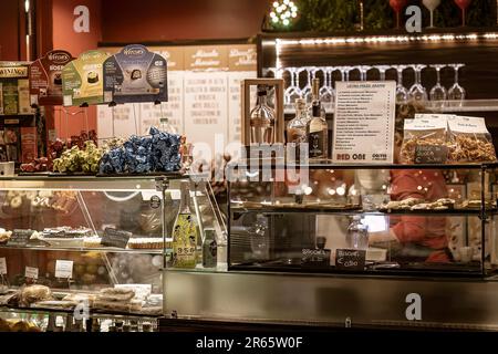 Masi, Italie 7 juin 2023 : gros plan d'un comptoir de bar bien approvisionné avec différents types de boissons. Banque D'Images