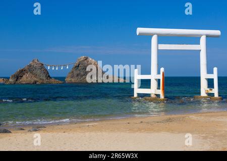 Porte torii et quelques rochers à Sakurai Futamigaura Banque D'Images