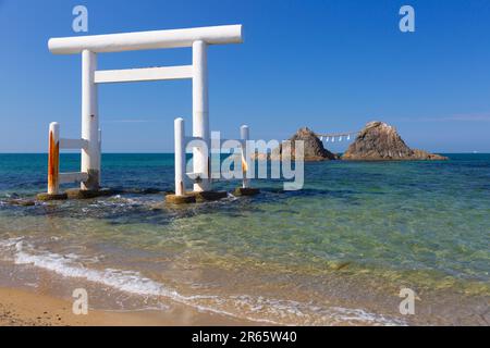 Porte torii et quelques rochers à Sakurai Futamigaura Banque D'Images