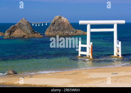 Porte torii et quelques rochers à Sakurai Futamigaura Banque D'Images