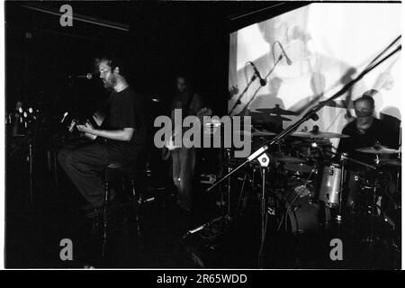 GUY GARVEY, ELBOW, YOUNG, 2001 : un jeune Guy Garvey du groupe Elbow jouant en live avec leur premier album 'Asleep in the Back' au Clwb IFOR Bach (The Welsh Club) à Cardiff, pays de Galles, Royaume-Uni le 6 mai 2001. Photographie : Rob Watkins. INFO : Elbow, un groupe de rock britannique formé en 1997 à Manchester, captive le public avec ses paroles émouvantes et ses mélodies anthématiques. Des tubes comme « One Day Like This » mettent en valeur leur son distinctif, ce qui leur vaut la reconnaissance de la critique et une base de fans dévoués dans le monde entier. Banque D'Images